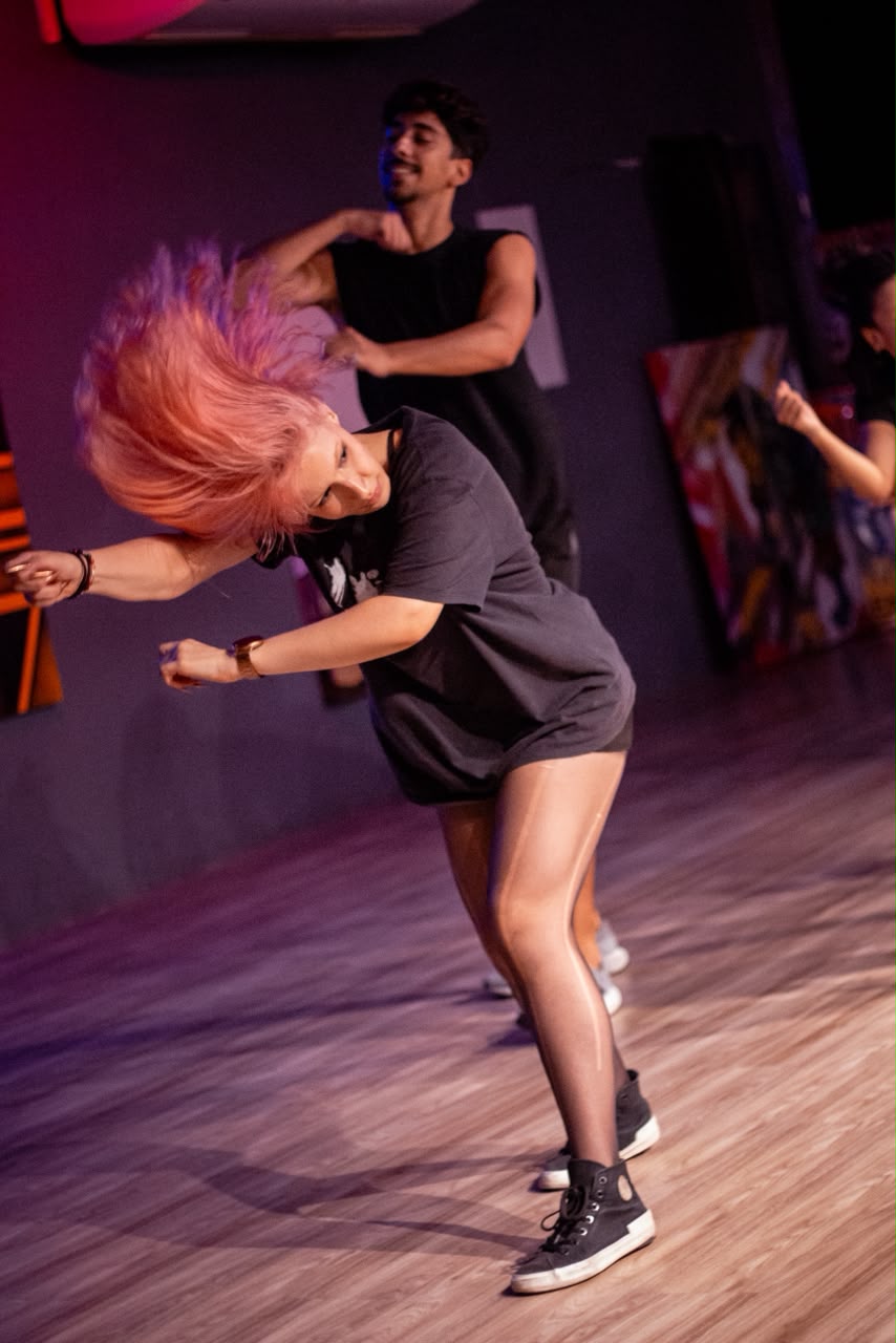 Movimento de cabelo durante coreografia no estúdio